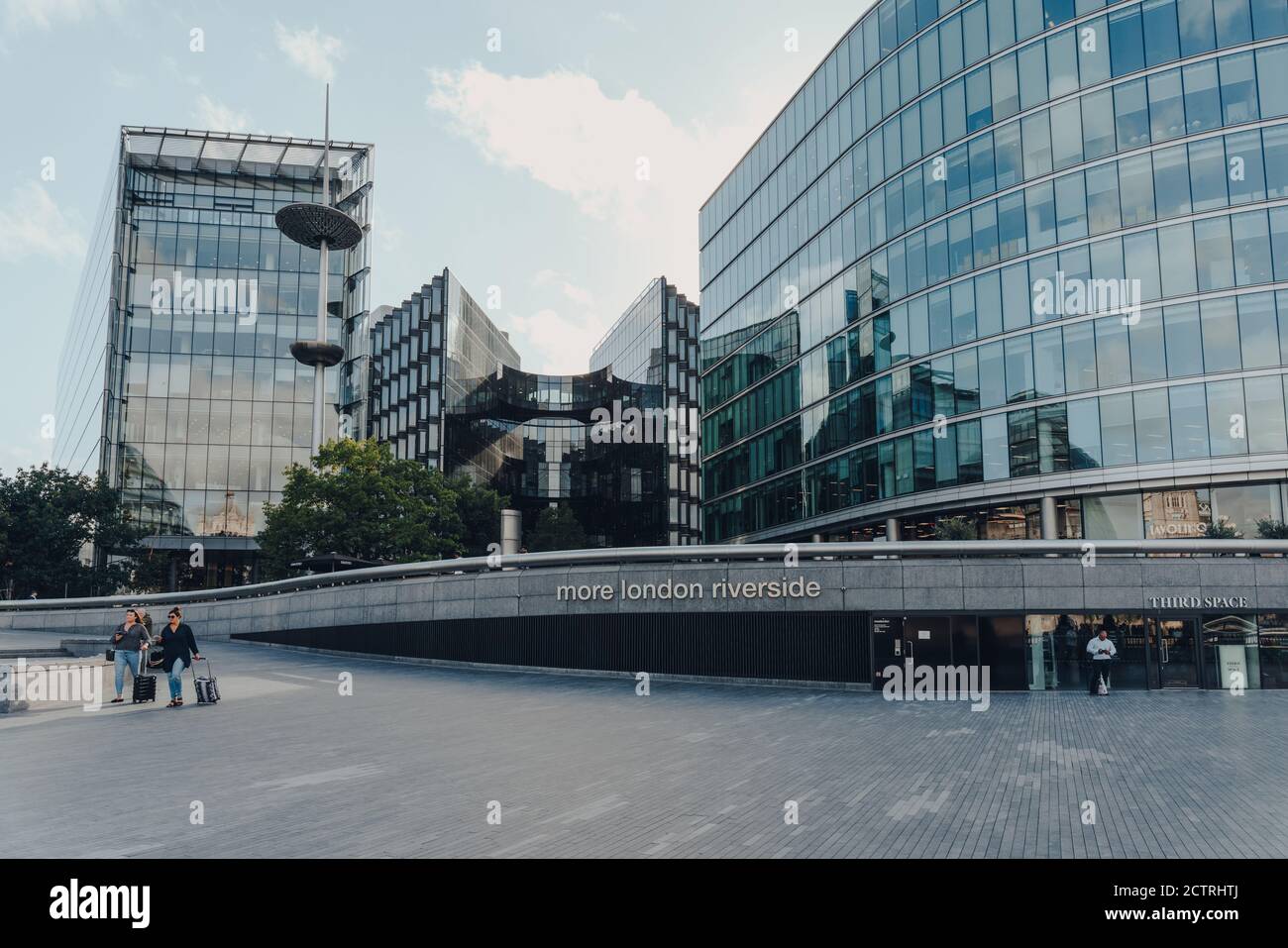 Londra, UK - 25 agosto 2020: Vista di più Londra, parte della zona di London Bridge City che include il Municipio, l'anfiteatro Scoop, blocchi di uffici Foto Stock