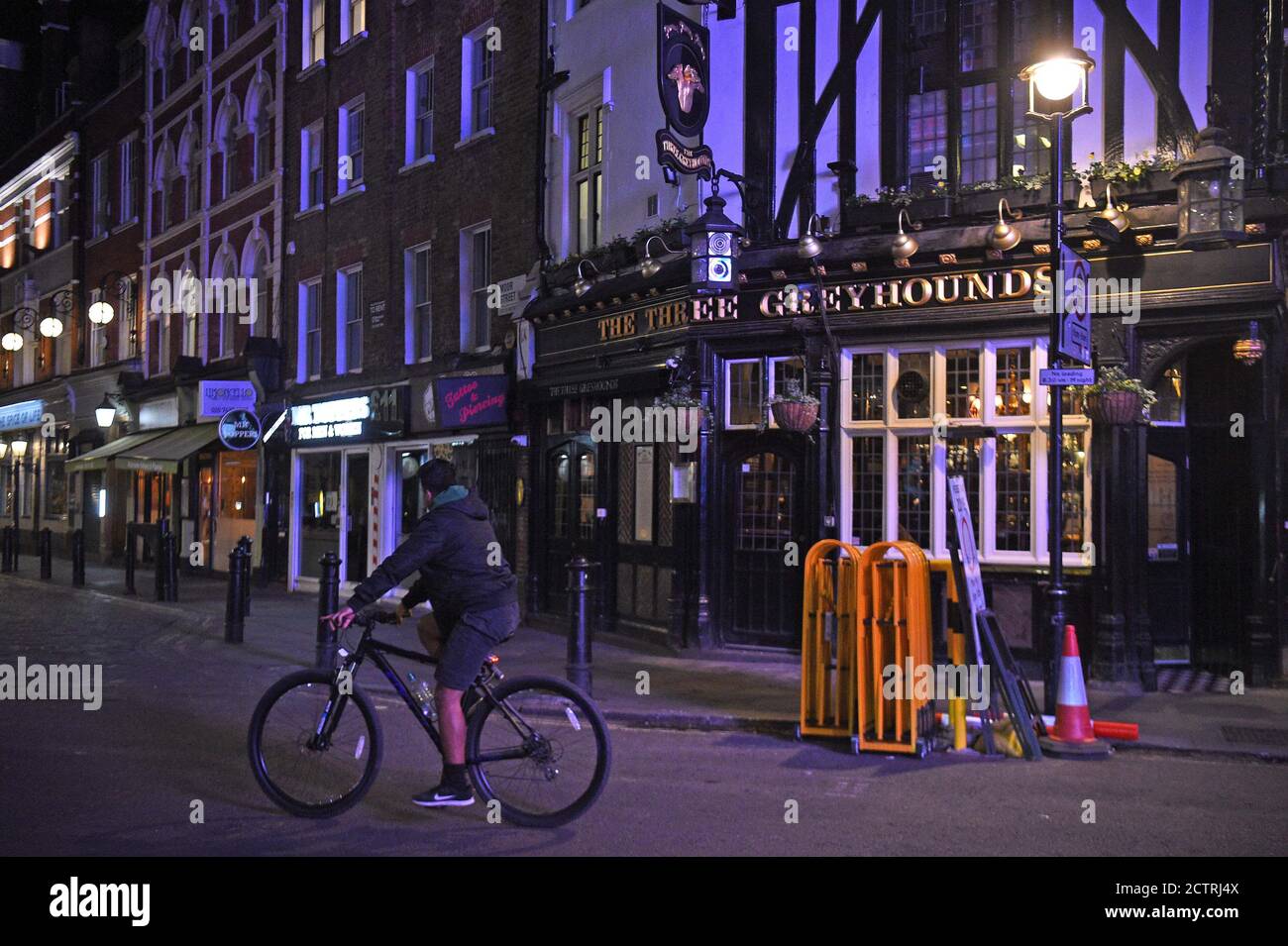 Soho a Londra dopo che i pub e i ristoranti sono chiusi a causa del coprifuoco delle 22 per combattere l'aumento dei casi di coronavirus in Inghilterra. Foto Stock