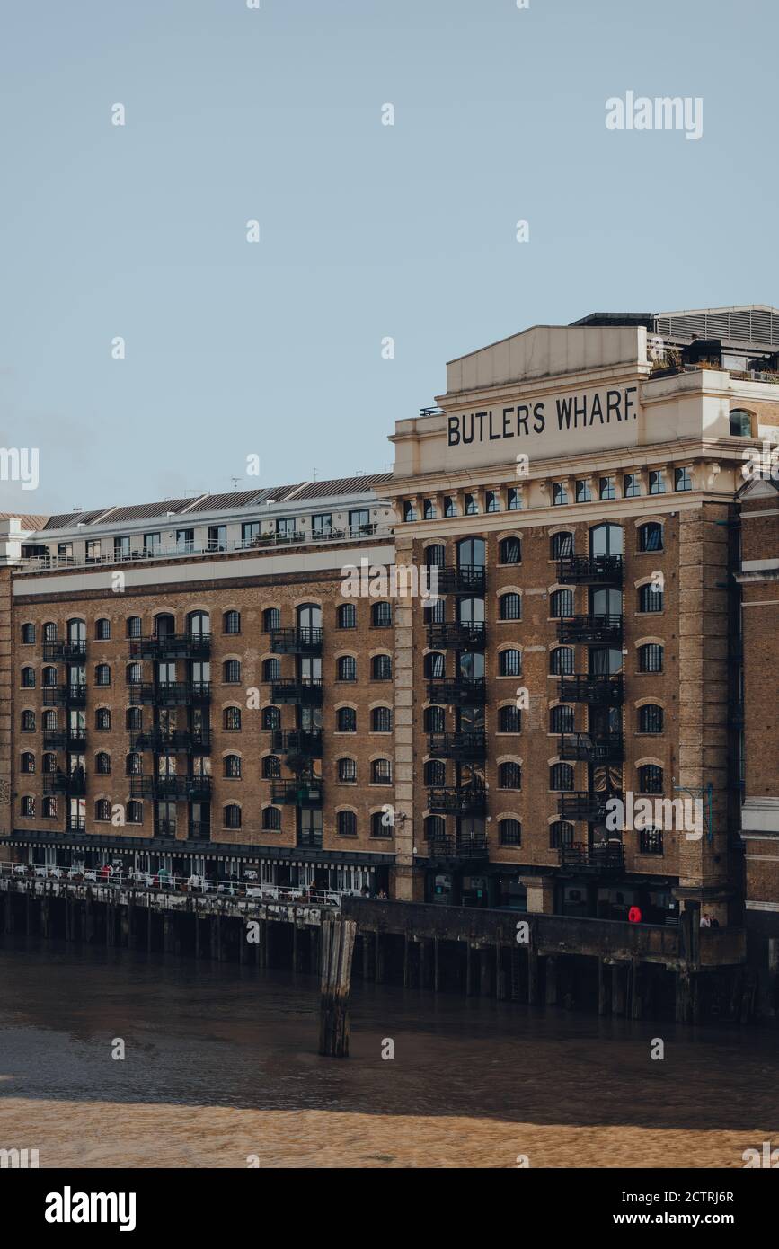 Londra, UK - 25 agosto 2020: Facciata del Butlers Wharf, un edificio storico inglese a Shad Thames sulla riva sud del Tamigi a Londra Foto Stock