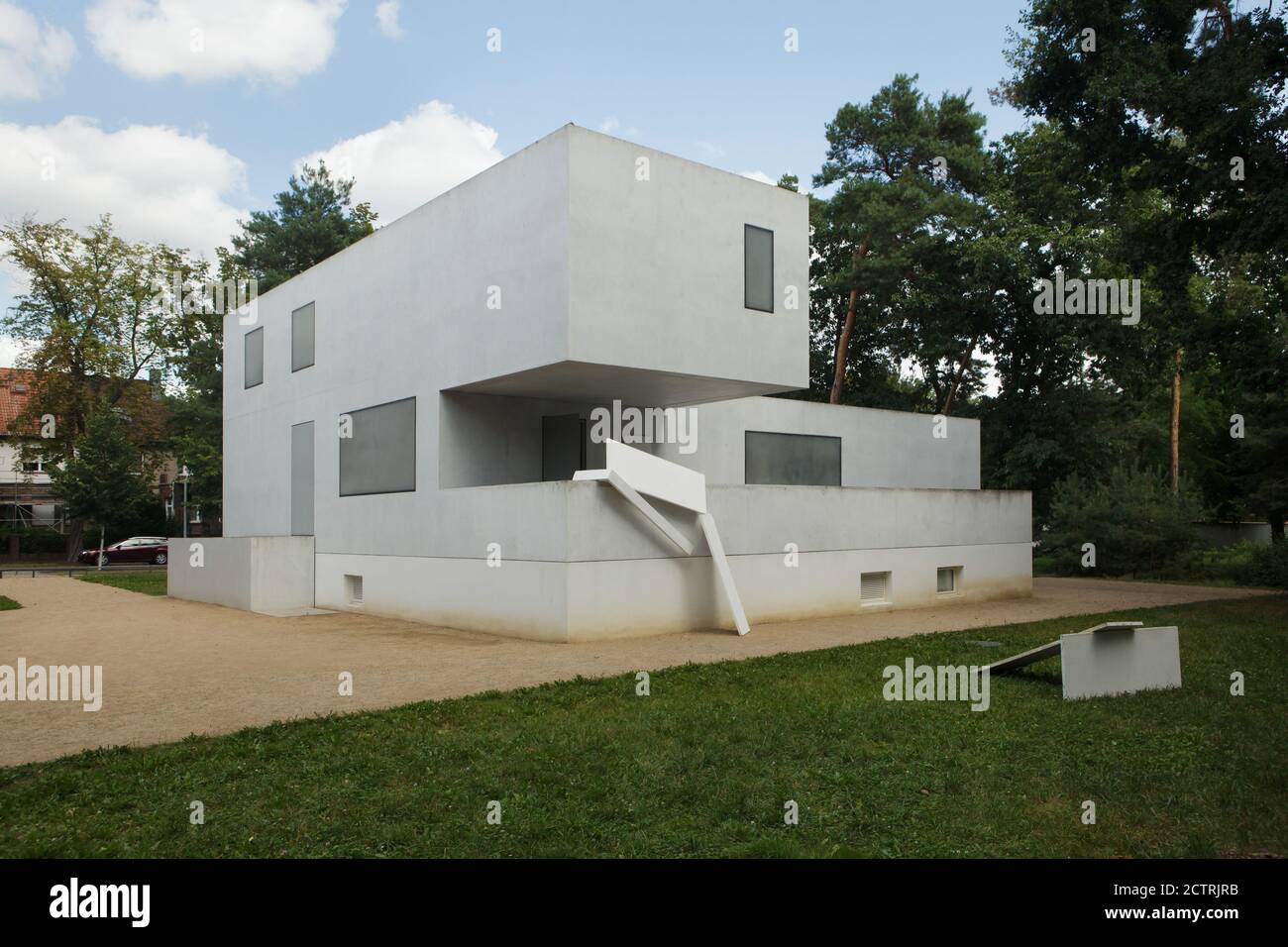 Casa Gropius (Meisterhaus Gropius) nel settore delle nuove Case Maestri (Neue Meisterhäuser) progettato da Bruno Fioretti Marquez Architects a Dessau in Sassonia-Anhalt, Germania. Due originali case padronali (Meisterhäuser) progettate dall'architetto modernista tedesco Walter Gropius (1925-1926) per i maestri Bauhaus furono in parte distrutte durante la seconda guerra mondiale e ricostruite nel 2014. Walter Gropius stesso visse nella casa che un tempo sorgeva su questo sito. L'installazione temporanea dello scultore tedesco Inge Mahn è vista in primo piano. Foto Stock