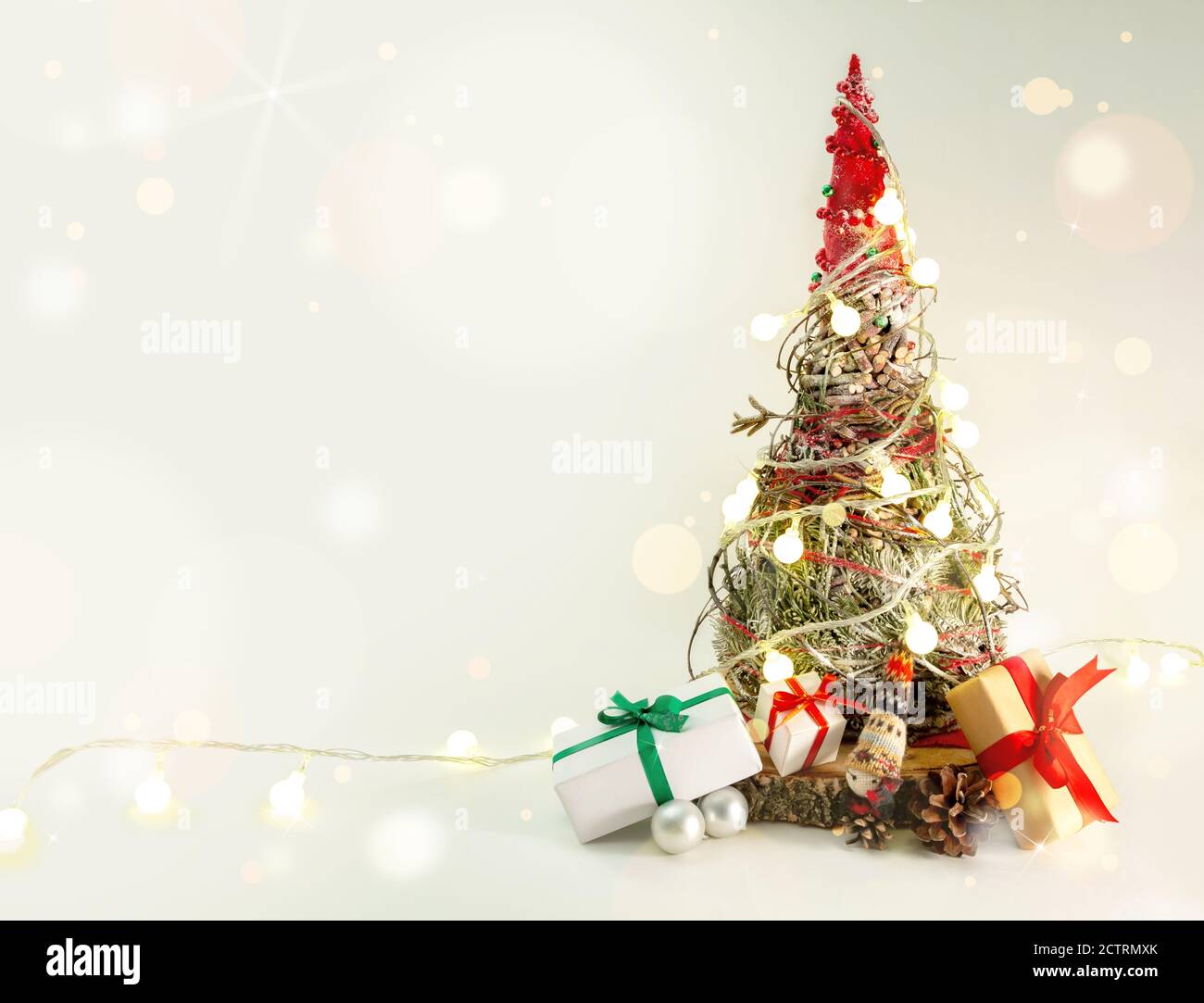 Natale fatto a mano abete isolato. Verde rosso decorazione banner artigianato carta regalo rosso scatole luci garland. Riciclare la natura Foto Stock