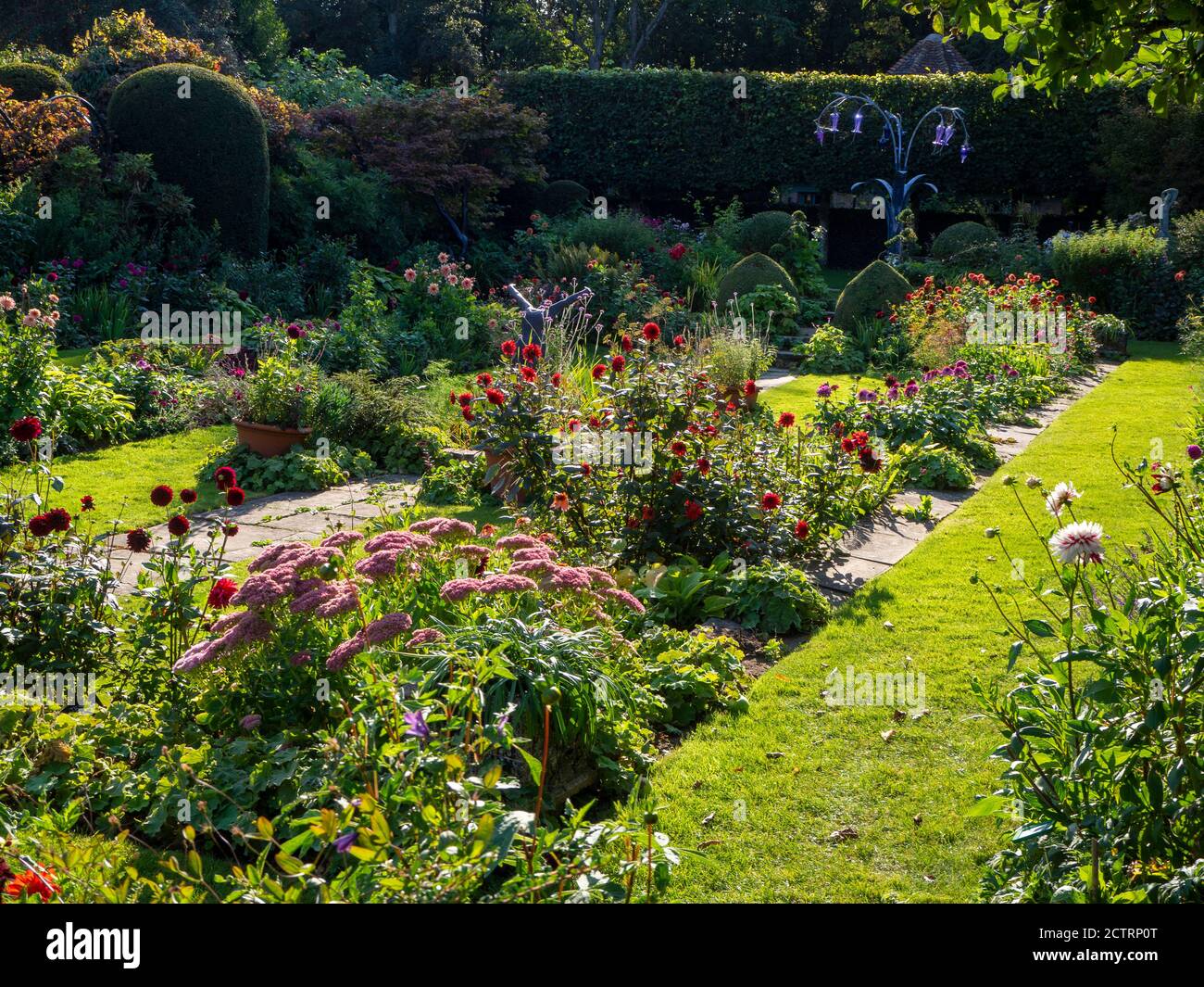 Chenies Manor Sunken Garden a metà settembre 2020. La scultura Bluebell di Jenny Pickford Foto Stock