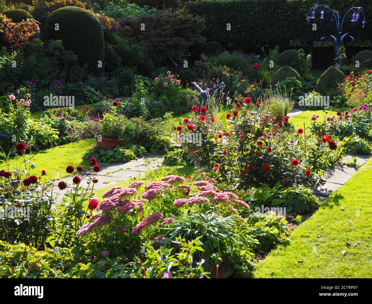 Chenies Manor Sunken Garden a metà settembre 2020. La scultura Bluebell di Jenny Pickford Foto Stock