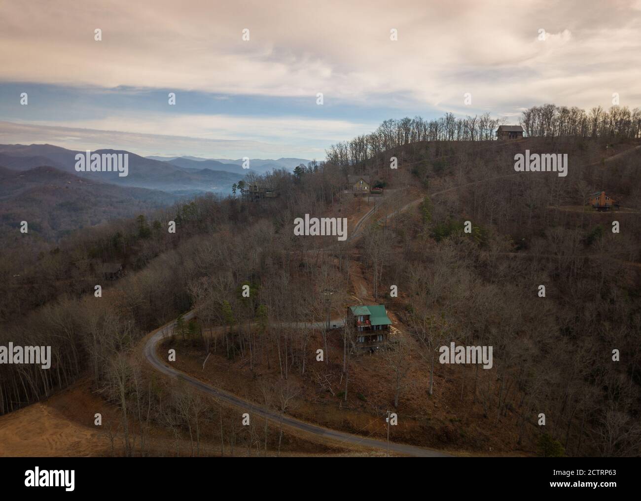 CITTÀ DI BRYSON, CAROLINA DEL NORD - CIRCA DICEMBRE 2019: Vista aerea delle tipiche baite per vacanze in montagna vicino a Bryson City, Carolina del Nord Foto Stock