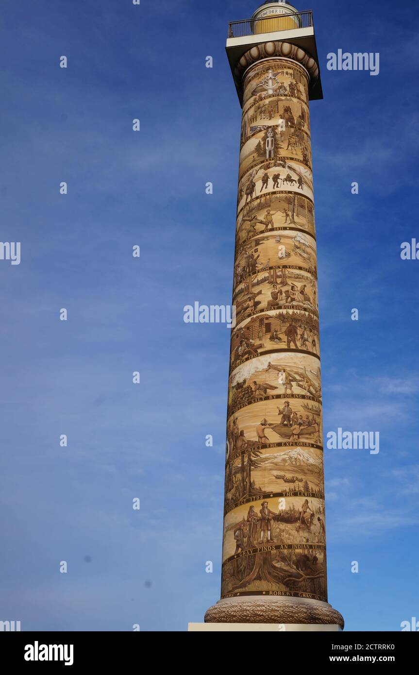 Monumento storico di Astoria, Oregon, noto come colonna Astoria, che raffigura la vita dei nativi americani Foto Stock