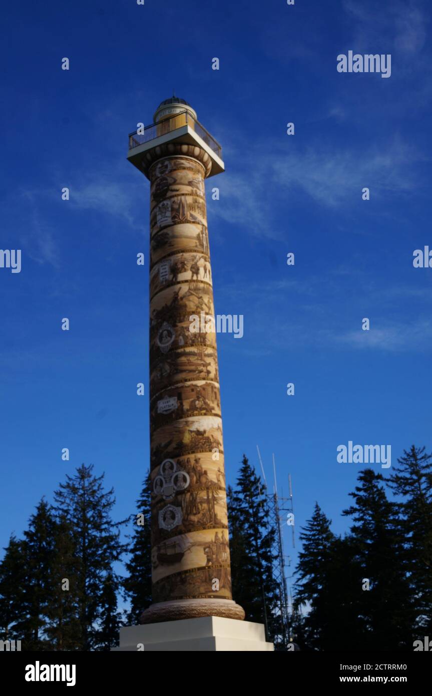 Monumento storico di Astoria, Oregon, noto come colonna Astoria, che raffigura la vita dei nativi americani Foto Stock