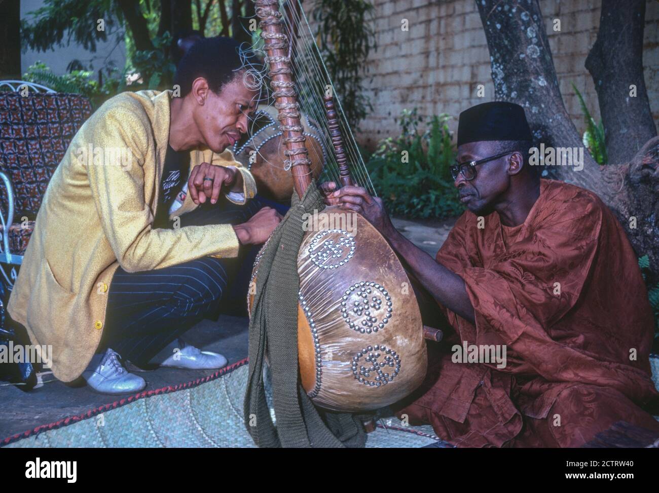 Bamako, Mali. Il musicista jazz americano Don Cherry e il Malian Kora Player Batourou Sekou Kouyate. Febbraio 1981. Foto Stock
