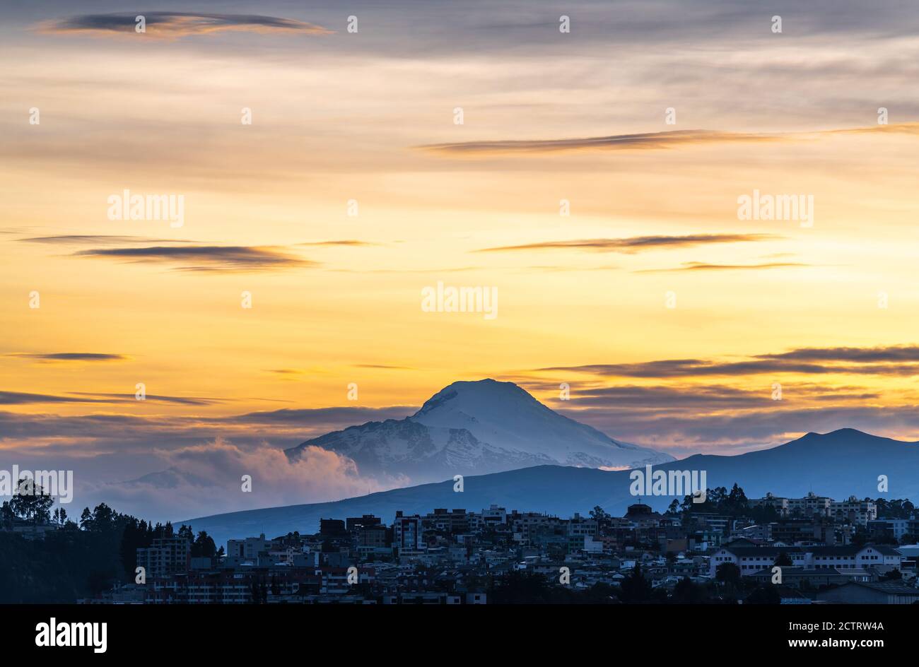 Vulcano Cayambe all'alba, Quito, Ecuador. Foto Stock