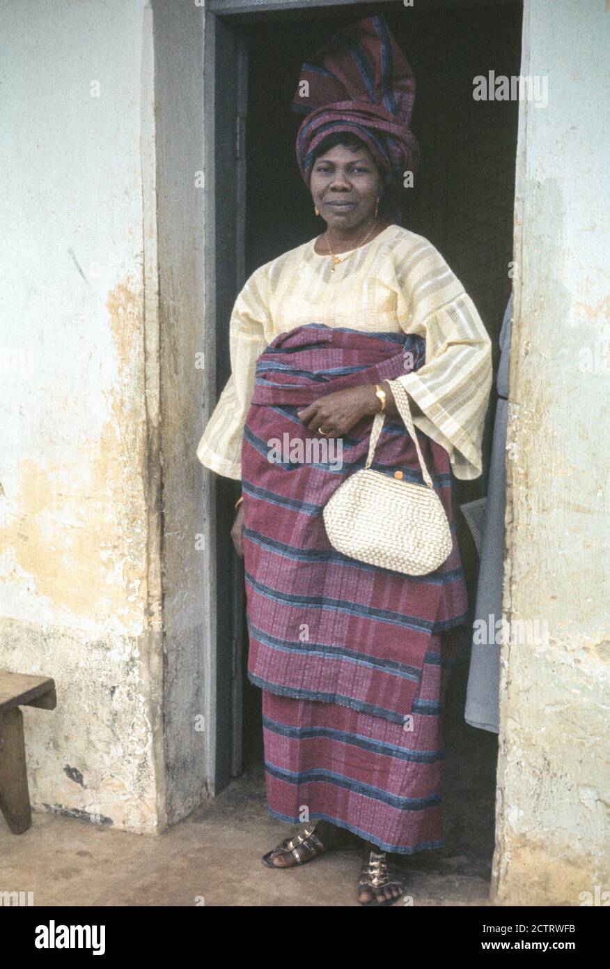 Ibadan, Nigeria. Yoruba Donna cristiana matura in tradizionale abito Yoruba. Foto Stock