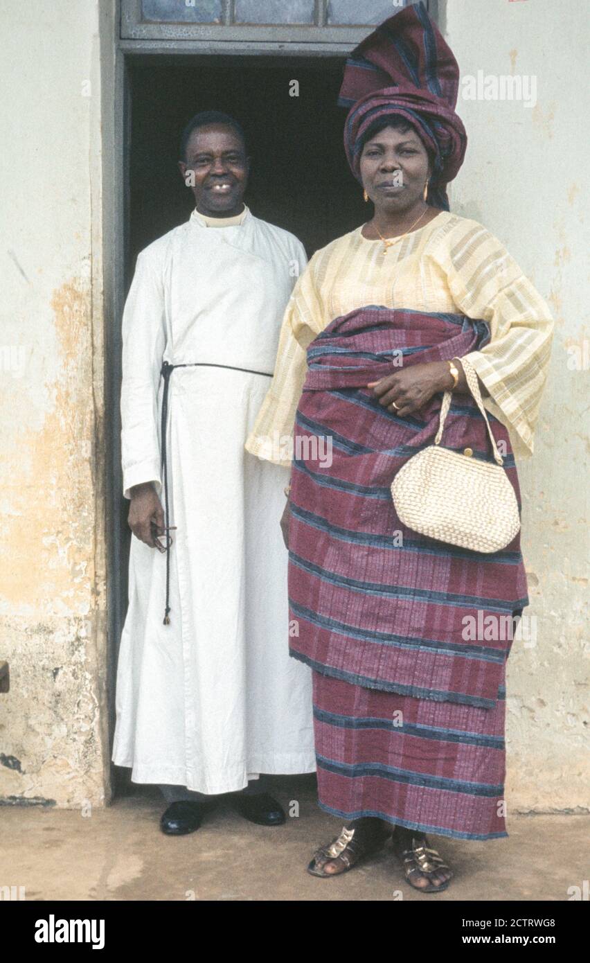 Ibadan, Nigeria. Anziano coppia di Yoruba nigeriani, religione Anglicana. L'uomo è un arcidiacono. Foto Stock