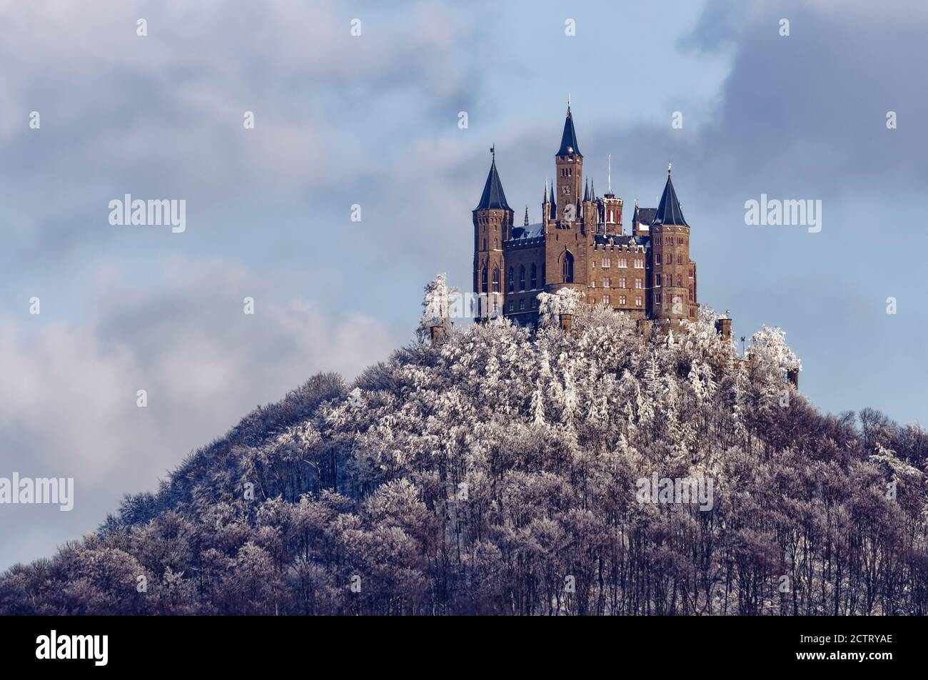 Castello di Hohenzollern sul bordo settentrionale delle Alpi Sveve, distretto di Zollernalb, Baden-Wuerttemberg, Germania Foto Stock