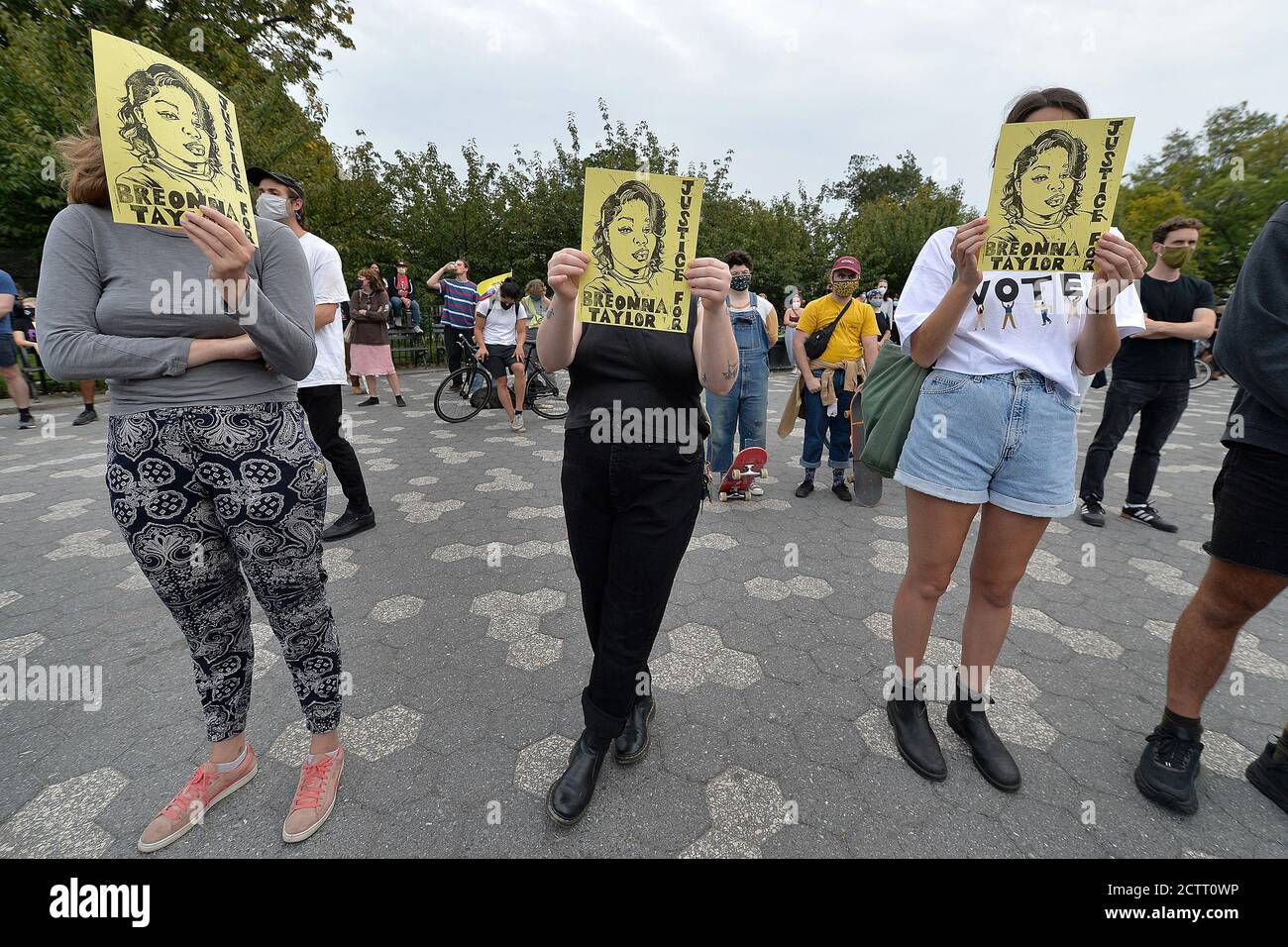 New York City, Stati Uniti. 24 Settembre 2020. La gente tiene i segni mentre ascoltano un altoparlante chiamato Paperboy Love Prince a Black Lives Matters (BLM) protesta Maria Hernandez Park nel quartiere di Brooklyn di New York, NY, 24 settembre 2020. Sono scoppiate proteste in tutto il paese in risposta alla decisione della grande giuria del Kentucky di caricare solo uno dei tre funzionari del Dipartimento di polizia della metropolitana di Louisville coinvolti nella uccisione fatale di Breonna Taylor, un tecnico medico di emergenza ucciso durante un'incursione narcotica difettosa a marzo. (Anthony Behar/Sipa USA) Credit: Sipa USA/Alamy Live News Foto Stock