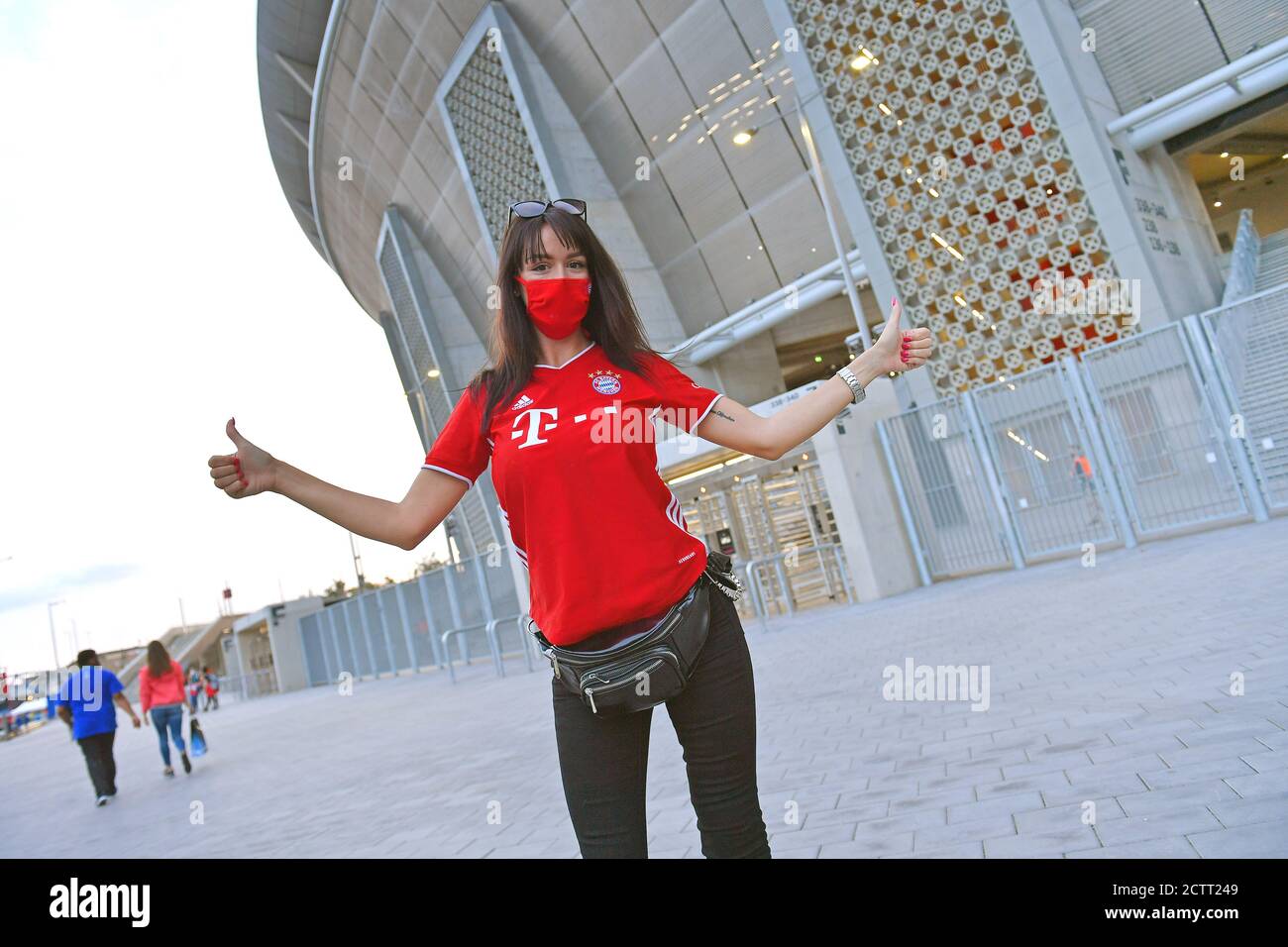 Budapest, Stadio Ferenc Puskas. 24 Settembre 2020. Una fan locale di Bayern, una giovane donna proveniente dall'Ungheria. Quasi tutti i tifosi, gli appassionati di calcio sono di fronte allo stadio, arena, vuoto, abbandonato. Poco interesse da parte del pubblico. Calcio UEFA Super Cup 2020 FC Bayern Monaco-FC Sevilla 1-2 NV il 24 settembre 2020 a Budapest, Stadio Ferenc Puskas. | utilizzo in tutto il mondo credito: dpa/Alamy Live News Foto Stock