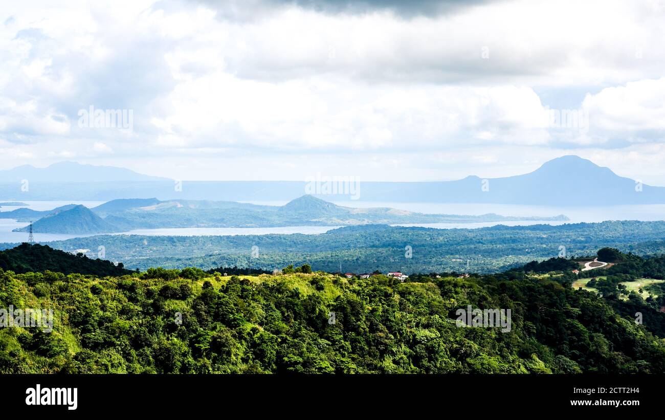 Vista sul lago del vulcano da creste di montagna con sfondo nubi fogy Foto Stock