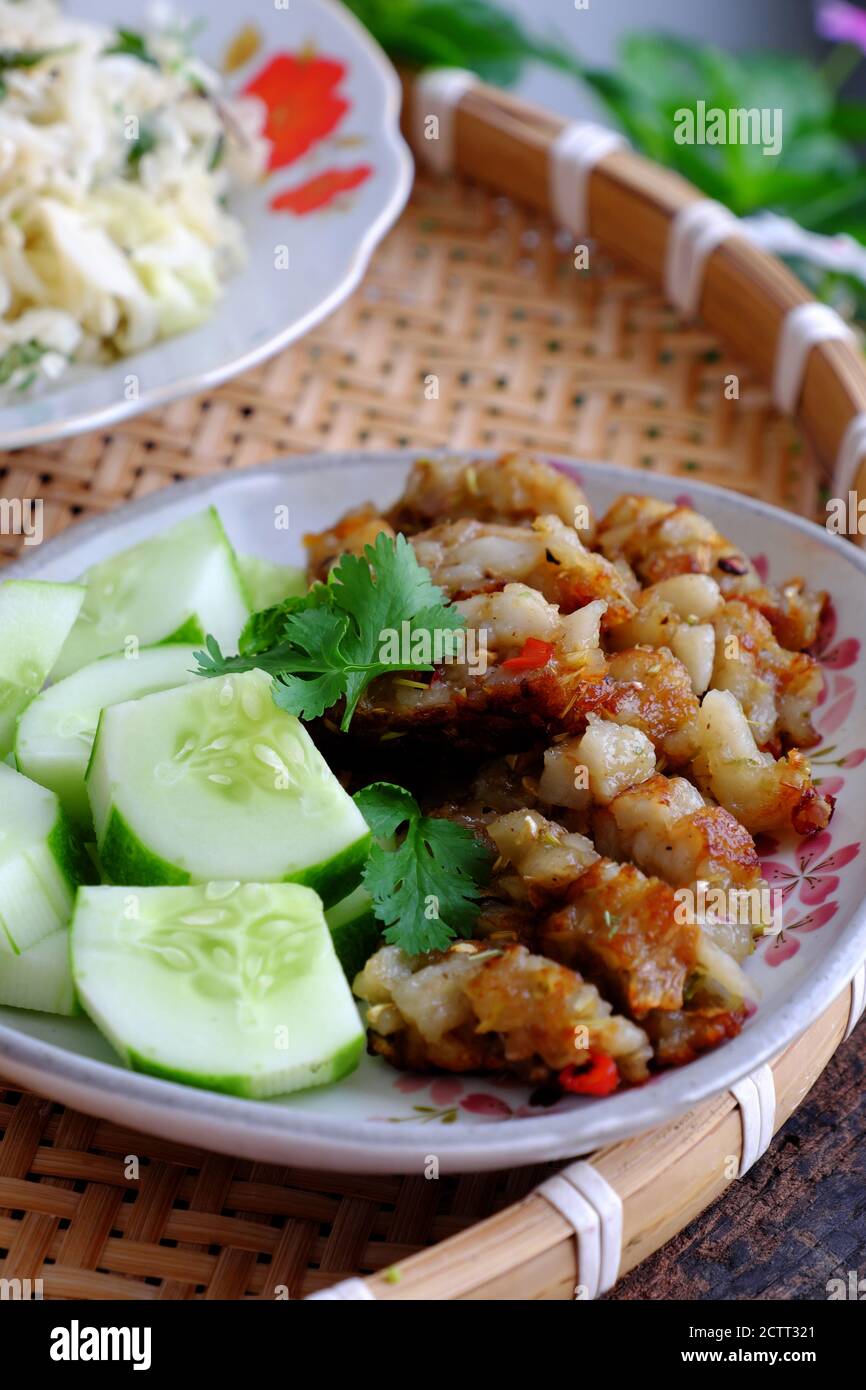 Piatto di verdure vietnamita per pranzo con cibo fatto in casa, carne vegana di farina di grano e farina di riso tagliata a fette poi fritta con citronella, salsa. Foto Stock