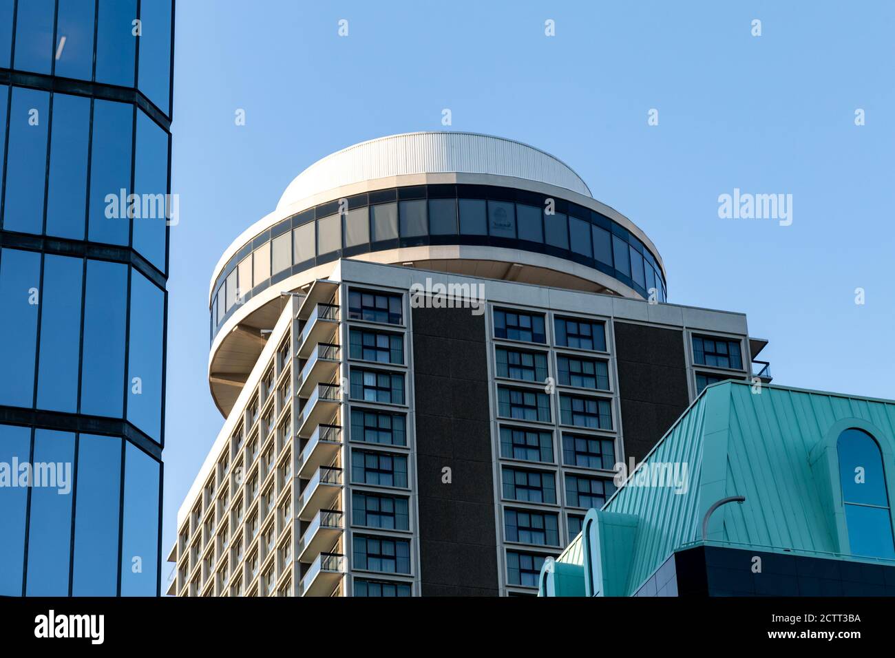 L'Ottawa Marriot Hotel al 100 di Kent Street nel centro della capitale del Canada è visto dal basso, mostrando lo spazio per eventi rotante Summit. Foto Stock