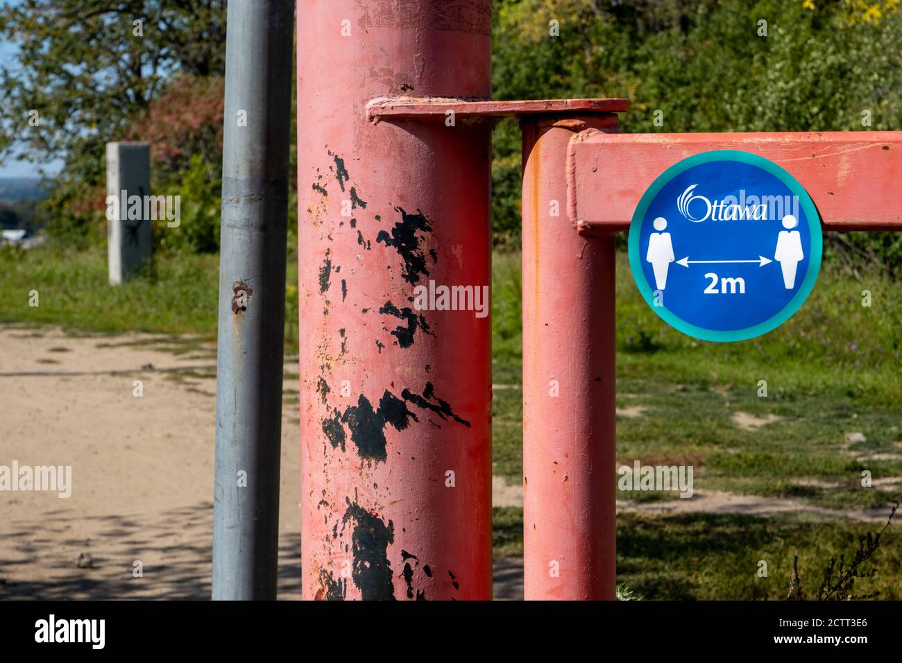 Una decalcomania della città di Ottawa a Carlington Park ricorda ai visitatori di mantenere una distanza fisica di 2 metri dagli altri durante la pandemia COVID-19. Foto Stock