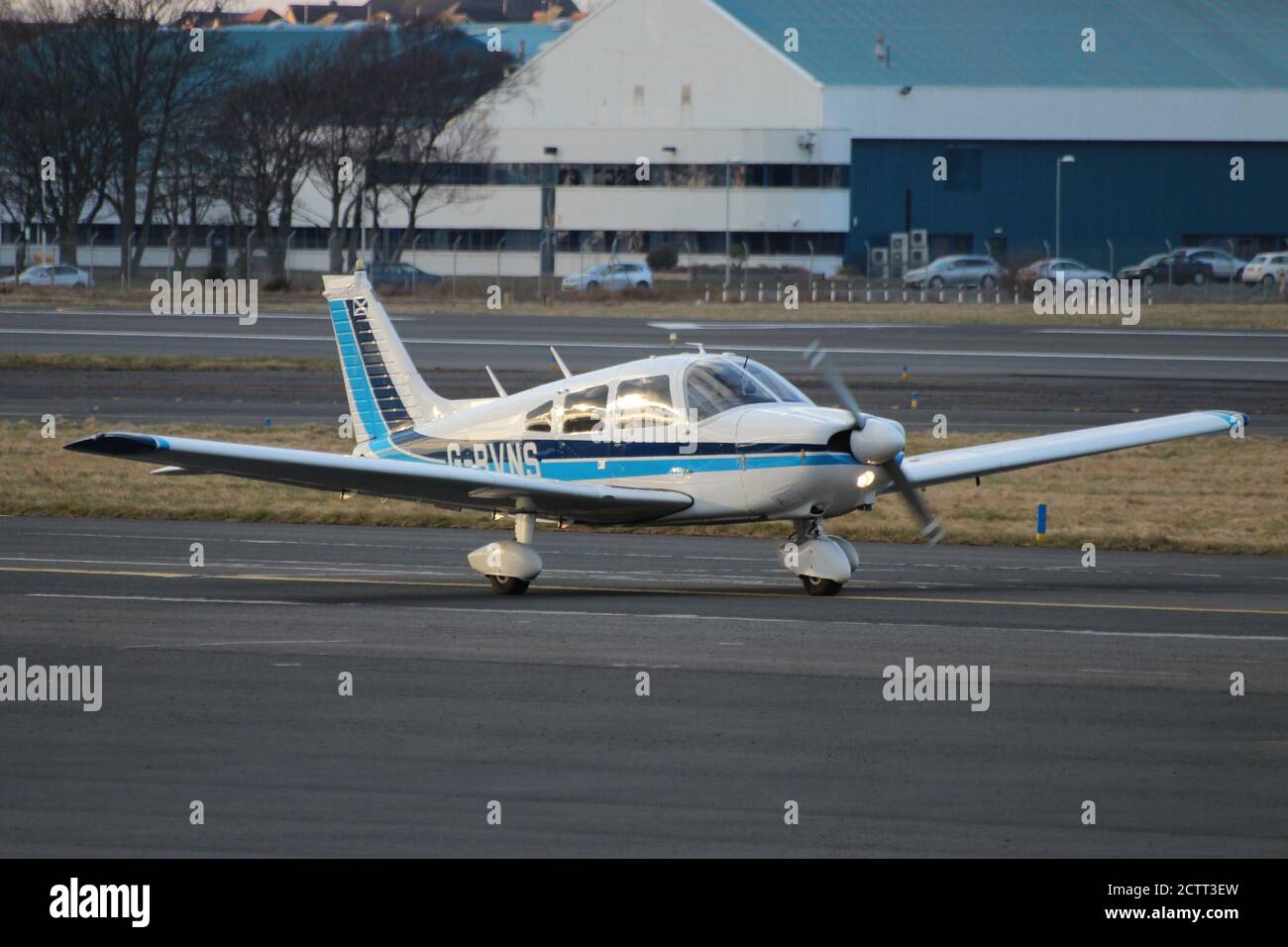 G-BVNS, un Piper PA-28-181 Cherokee Archer II azionato da Scottish Airways volantini a Prestwick International Airport in Ayrshire. Foto Stock