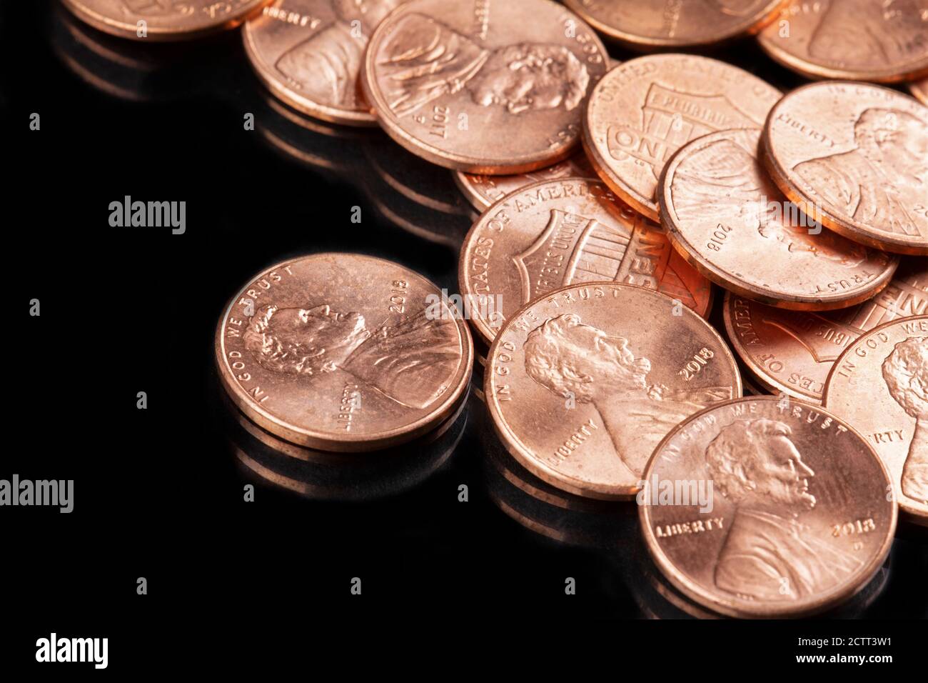 Uno sfondo di Stati Uniti penny monete su un nero sfondo Foto Stock
