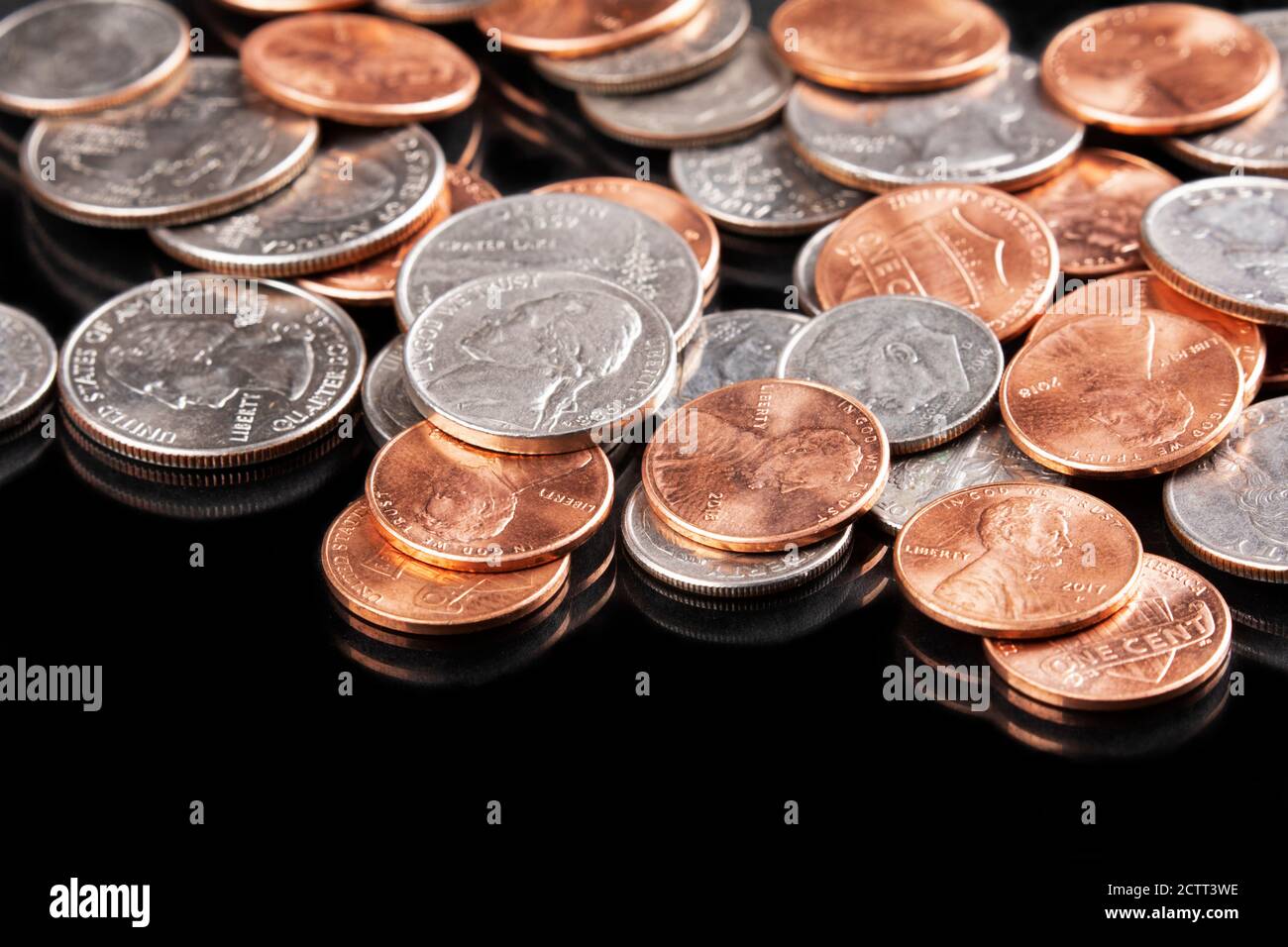 Sfondo delle 4 monete americane più comuni. Pennies, Dimes, Nickels, Quarters su sfondo nero Foto Stock
