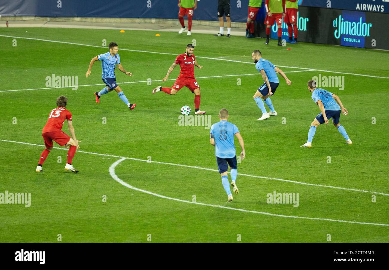 Harrison, NJ - 23 settembre 2020: Alejandro Pozuelo del Toronto FC (10) controlla la palla durante la stagione regolare di MLS contro NYCFC alla Red Bull Arena Foto Stock