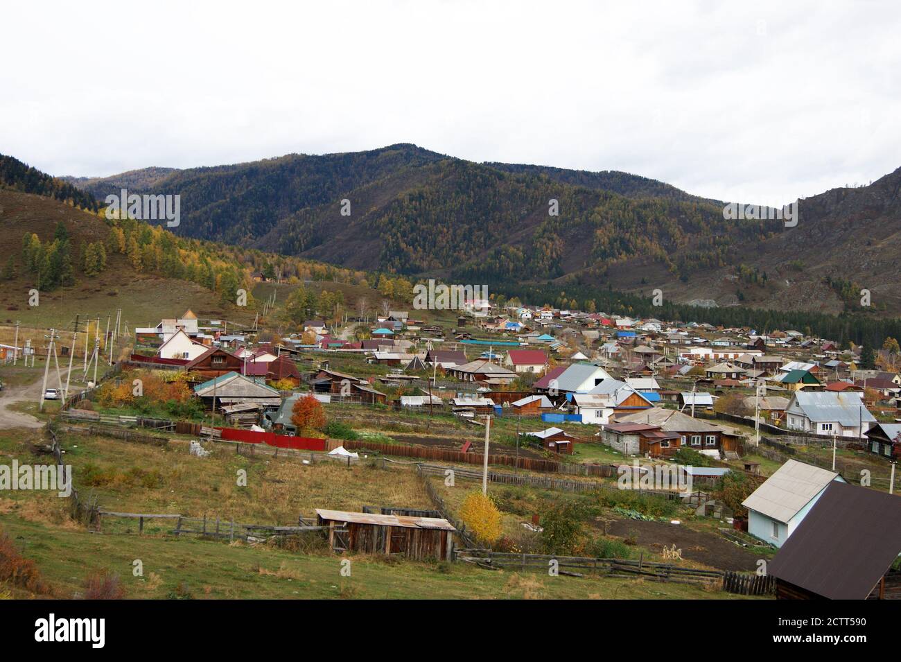 Tipologia su edificio e natura entro l'autunno Foto Stock