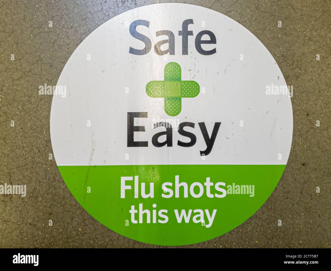 Montgomery County, MD, USA 09/18/2020: La pandemia di COVID 19 ha aumentato la domanda per i colpi di influenza stagionali. Le farmacie e i negozi di alimentari lo offrono. Un segg pavimento Foto Stock