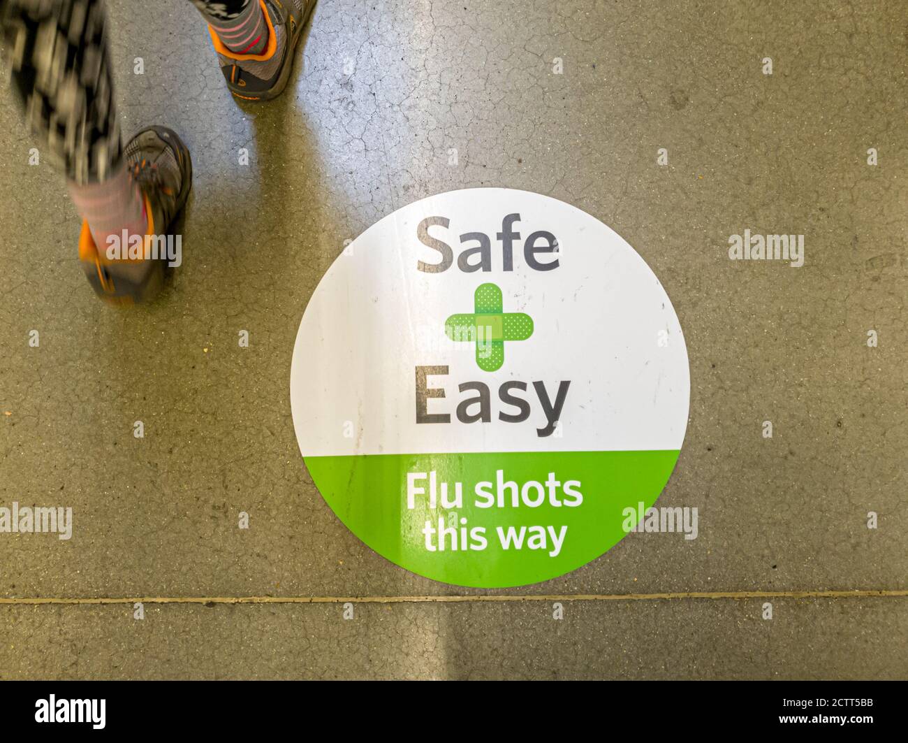 Montgomery County, MD, USA 09/18/2020: La pandemia di COVID 19 ha aumentato la domanda per i colpi di influenza stagionali. Le farmacie e i negozi di alimentari lo offrono. Un segg pavimento Foto Stock