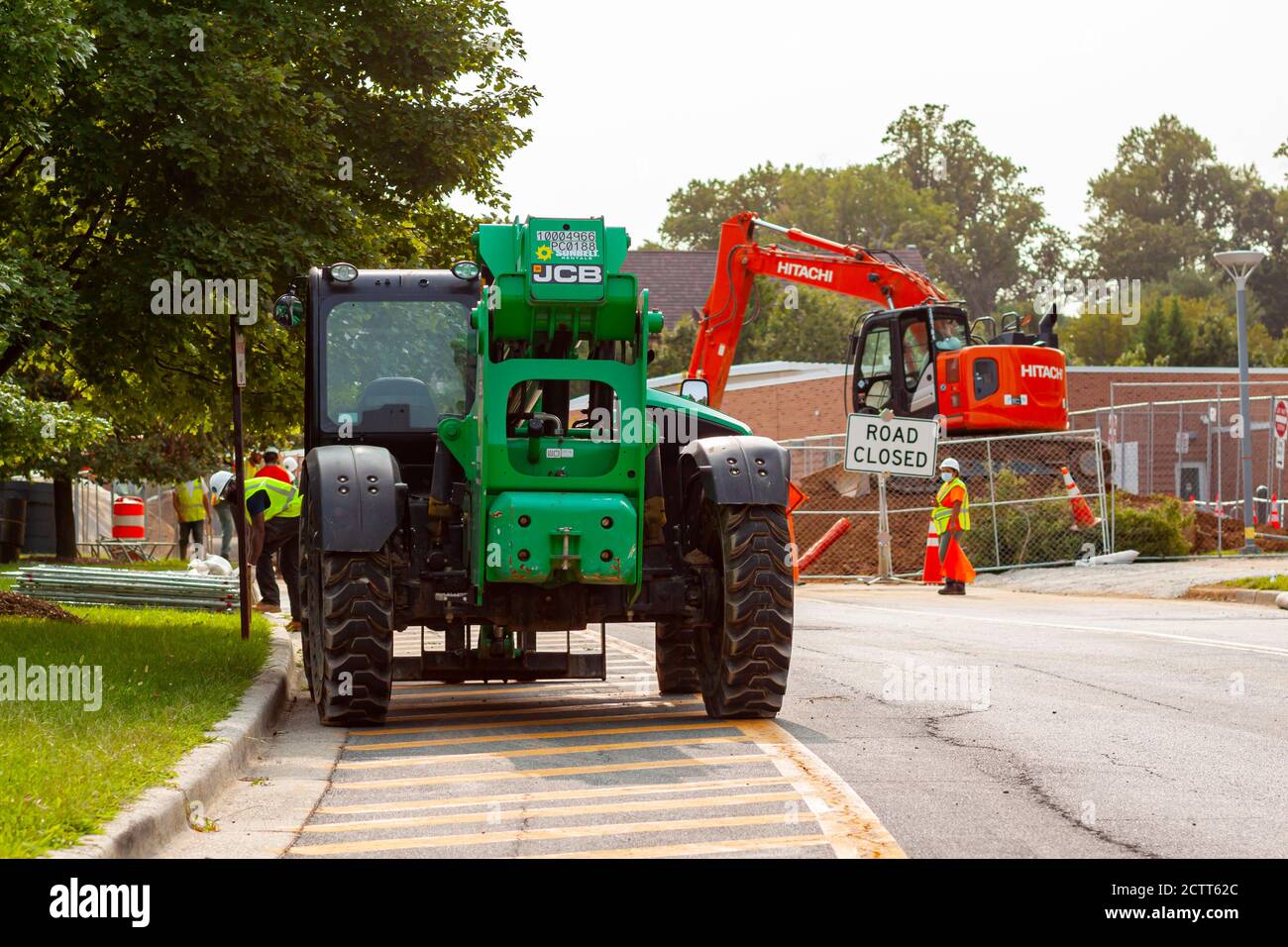 Bethesda, MD, USA 09/12/2020: Vista di un cantiere durante il funzionamento delle macchine operatrici. Un carrello elevatore a forche JCB e un escavatore Hitachi AS Foto Stock