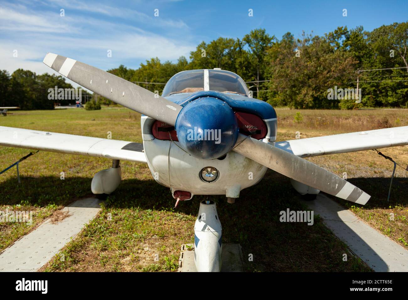 Indian Head, MD, USA 09/19/2020: Vista frontale di un vecchio aereo a motore singolo (Piper Cherokee PA 28) parcheggiato sul prato all'aeroporto del Maryland Foto Stock