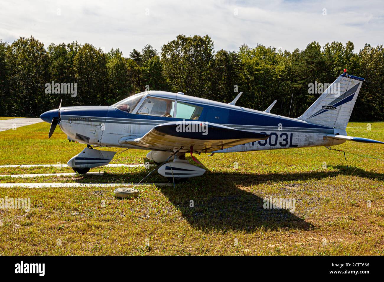 Indian Head, MD, USA 09/19/2020: Vista laterale di un vecchio aereo a motore singolo (Piper Cherokee PA 28) parcheggiato sul prato all'aeroporto del Maryland ( Foto Stock