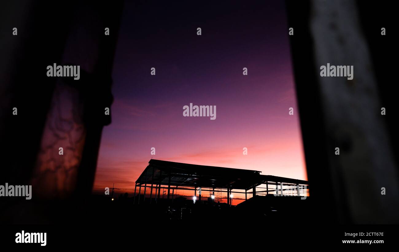 Tramonto cielo gradiente con alberi e silhouette magazzino Foto Stock