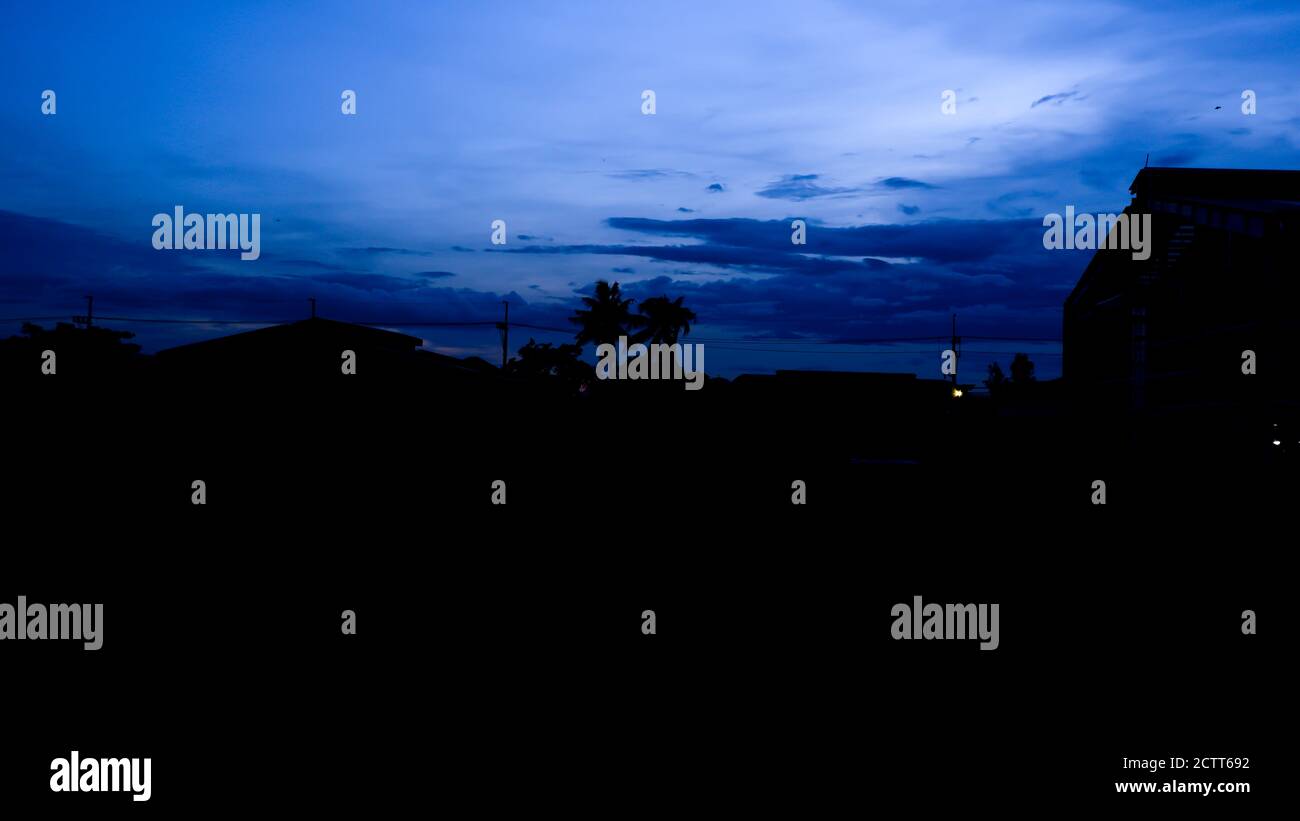 Tramonto cielo gradiente con alberi e silhouette magazzino Foto Stock