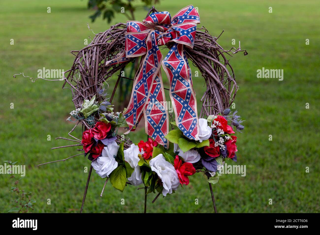 Una corona di fiori blu, bianchi e rossi con nastri a tema bandiera confederata. Questa corona fu posta nel prigioniero Point Lookout del campo di guerra dove 3384 Foto Stock