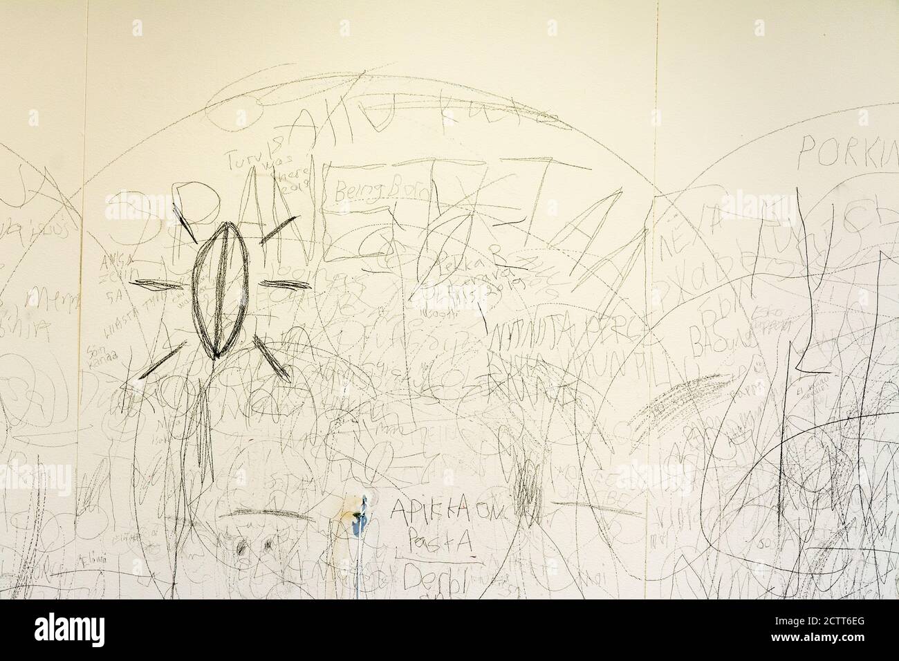Disegni e scritti su una parete di cella di prigione in carcere Museo di Hämeenlinna Finlandia Foto Stock