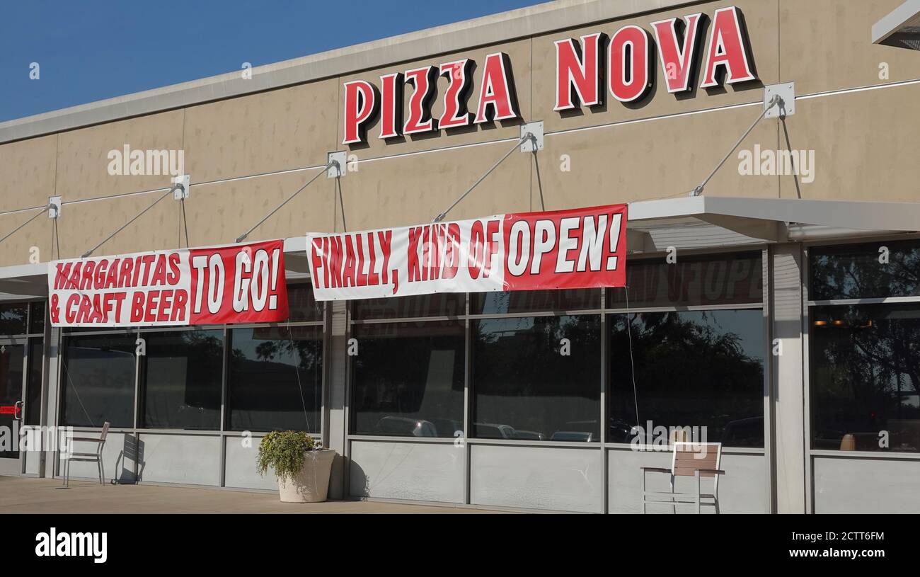 Divertente cartello di riapertura su Pizza Nova Store, dopo molto avanti e indietro con le restrizioni della California Foto Stock