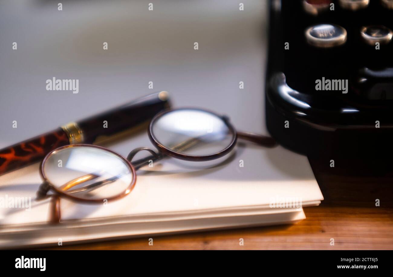 Retro Foto, Inchiostro D'annata, Penna, Carta Assorbente E Macchina  Fotografica Immagine Stock - Immagine di carta, vecchio: 47564975