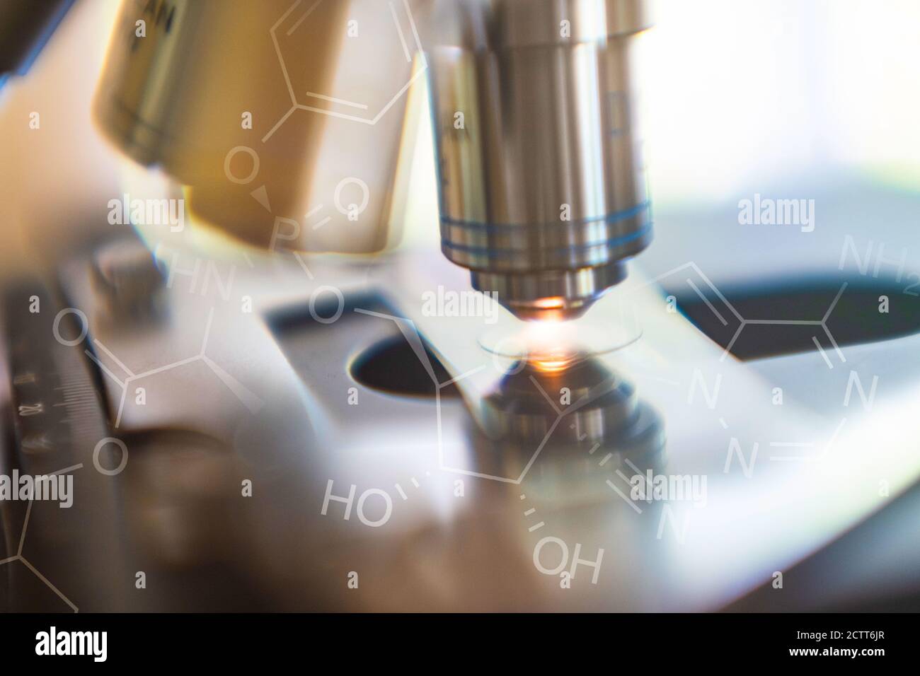 Primo piano della lente per microscopio da laboratorio con simbolo chimico Foto Stock