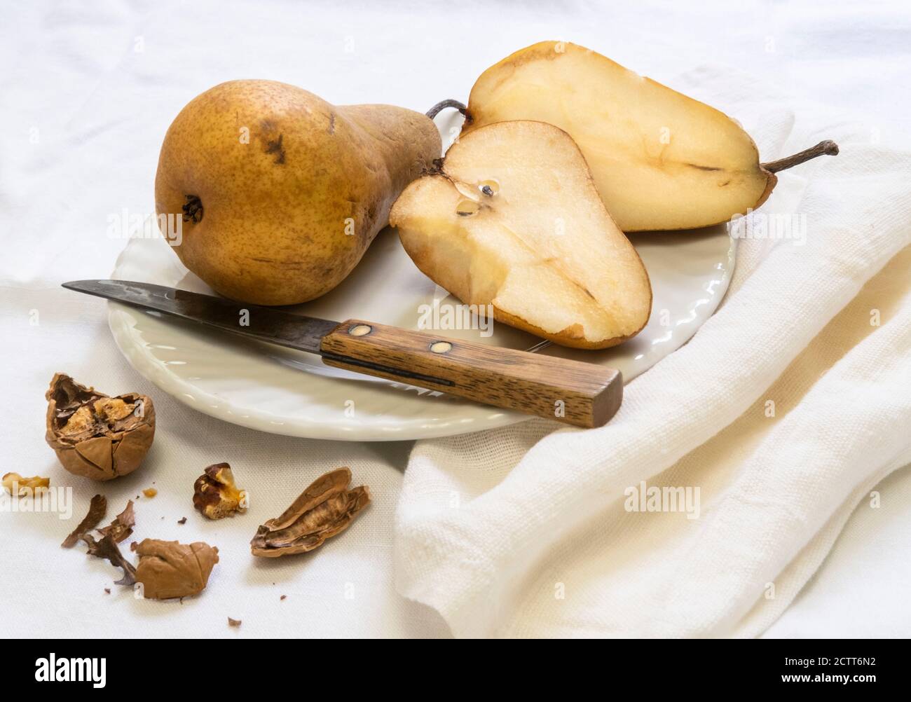 Pera e coltello a fette su piatto Foto Stock