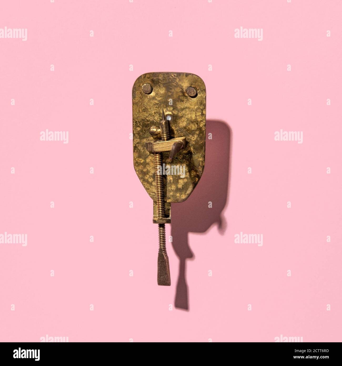 Microscopio Leeuwenhoek antico su sfondo rosa Foto Stock