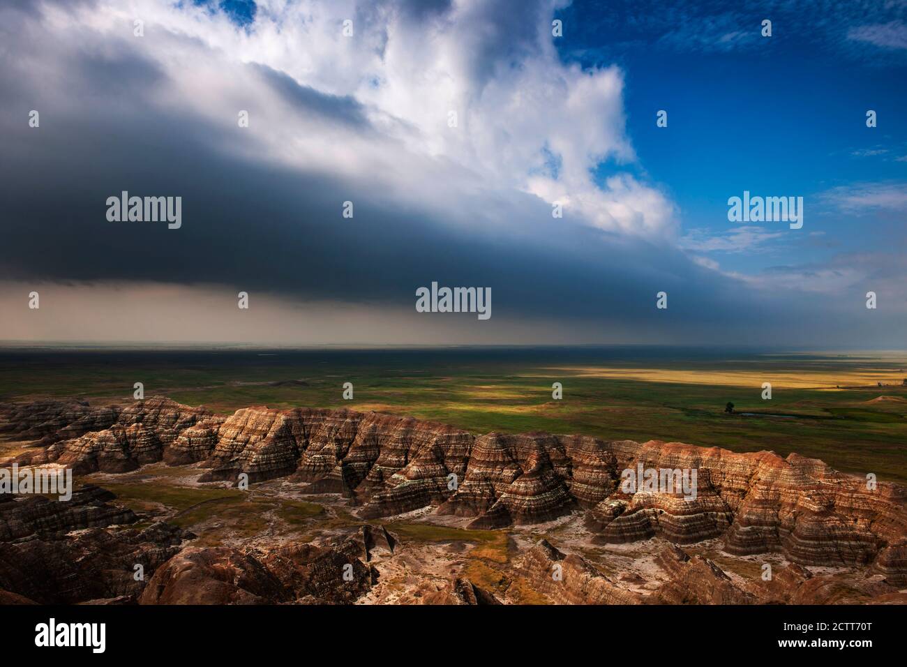 USA, South Dakota, Badlands National Park, Badlands con le nuvole tempeste Foto Stock
