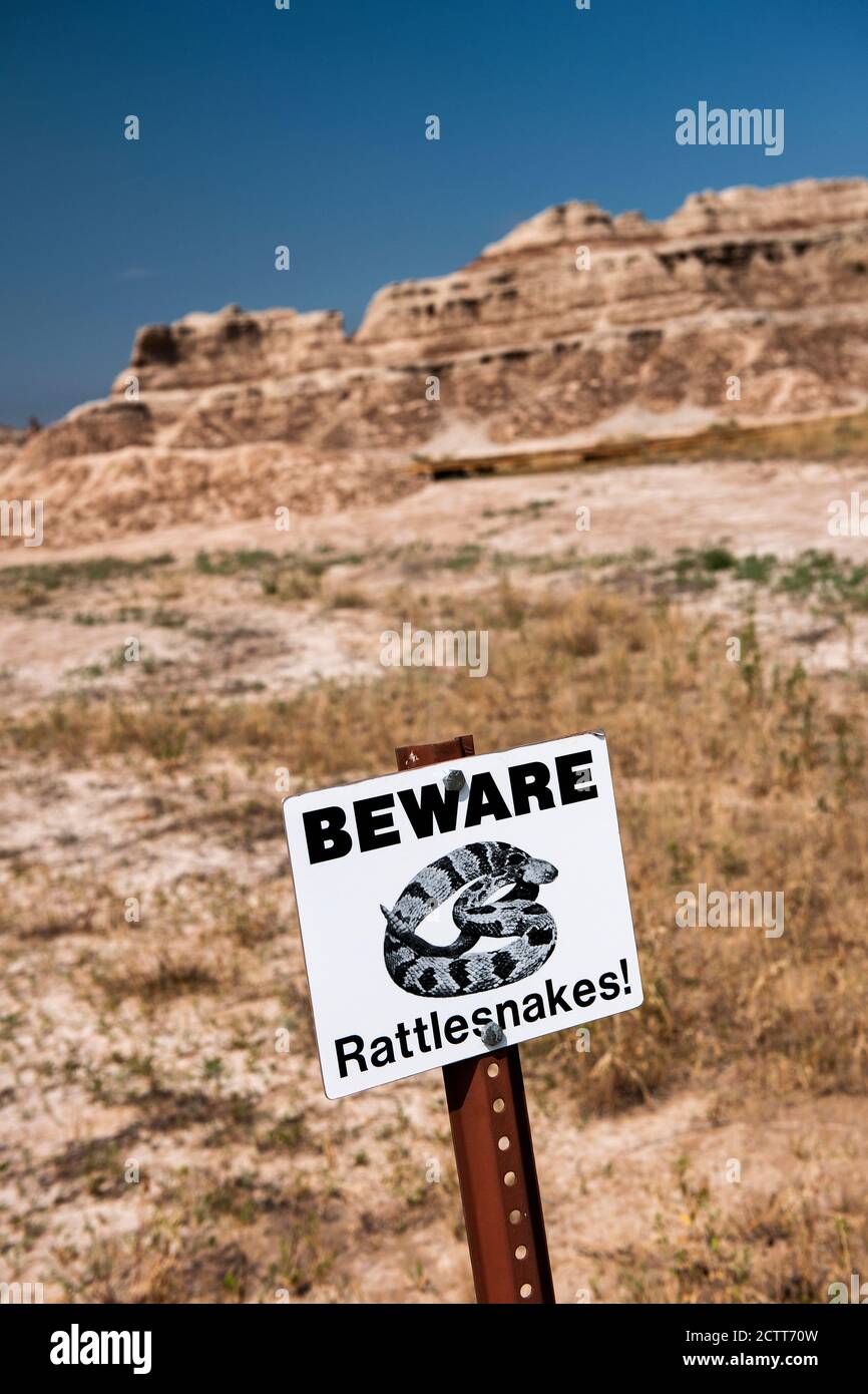 USA, South Dakota, Badlands National Park, attenzione ai Rattlesnakes segno nel Badlands National Park Foto Stock
