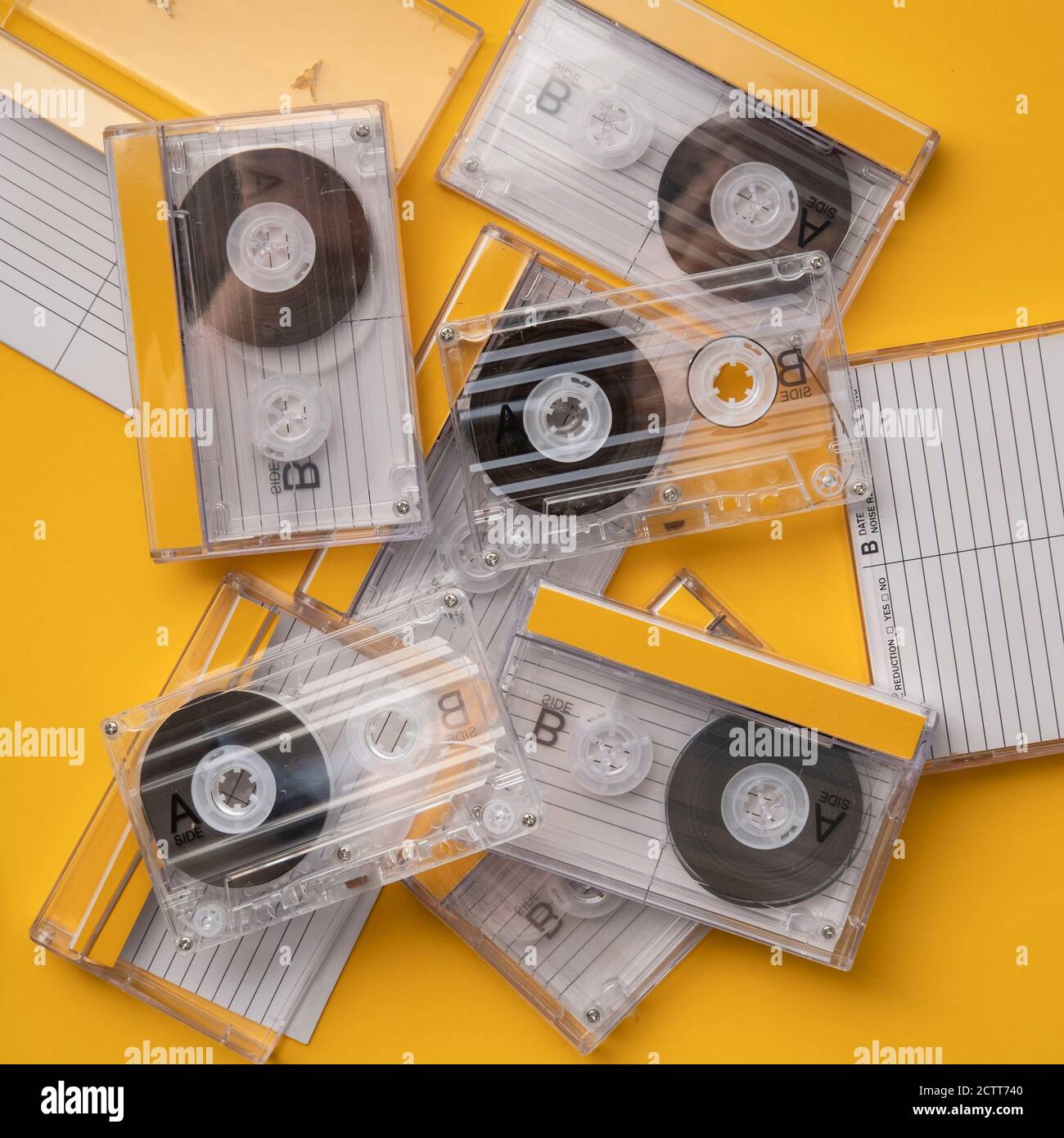 Cassette audio analogiche su sfondo giallo Foto Stock