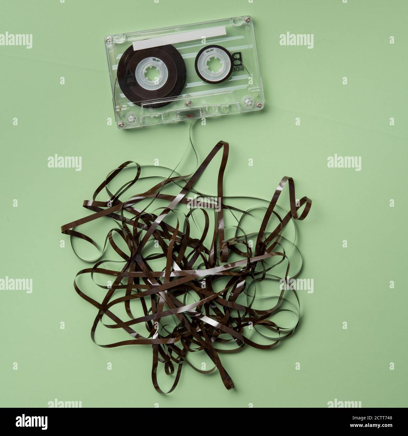 Cassetta audio analogica su sfondo verde Foto Stock