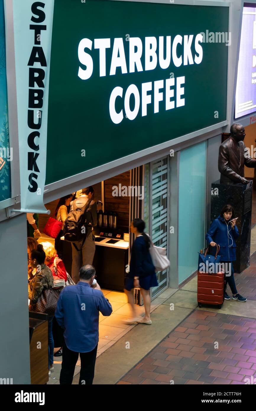 Persone presso la caffetteria Starbucks a New York City Foto Stock