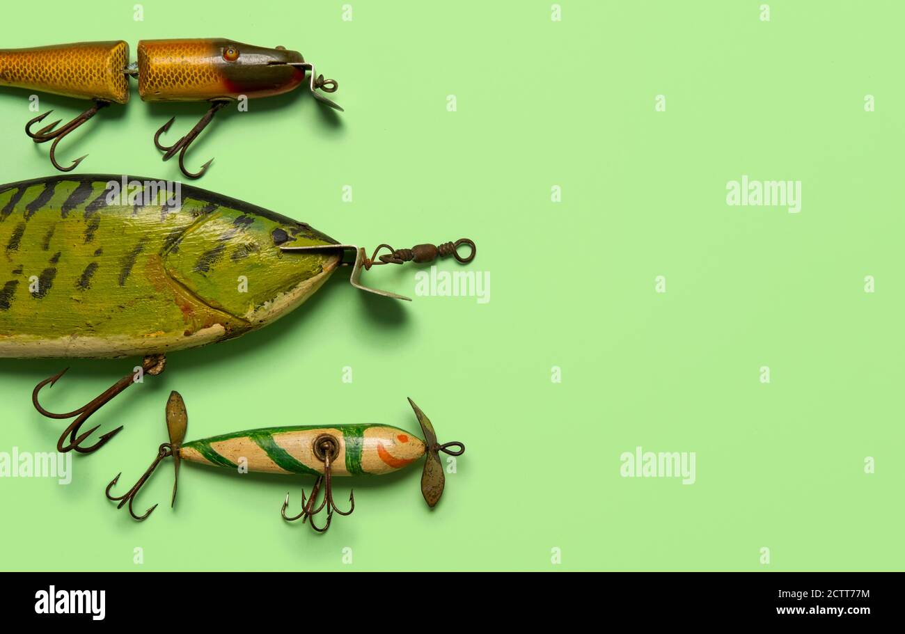 Antichi lure da pesca su sfondo verde Foto Stock