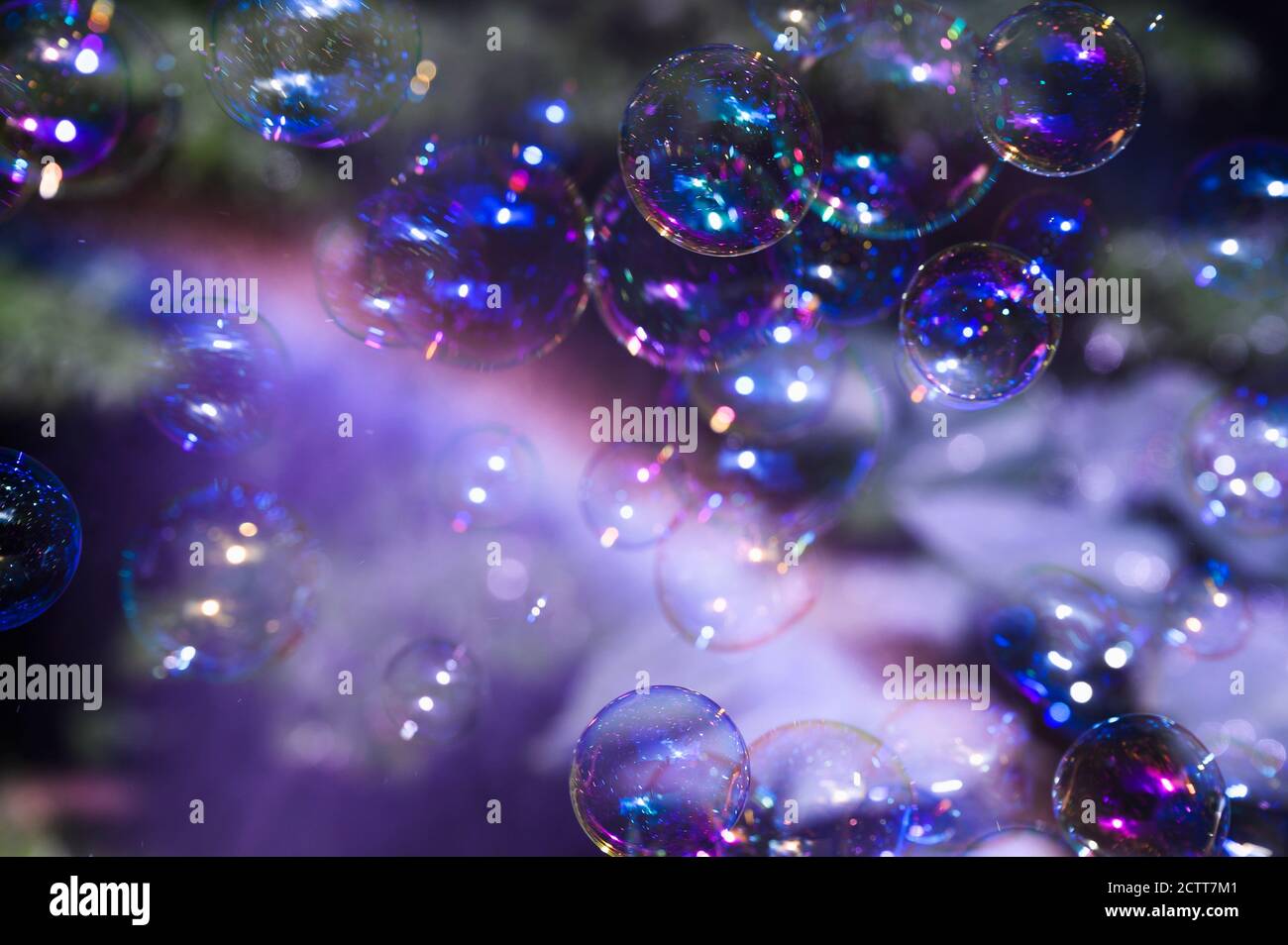 Bolle di sapone galleggianti in aria Foto Stock