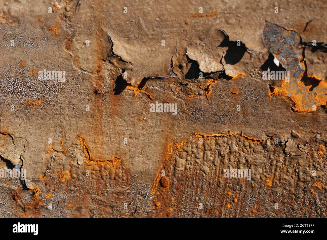 Superficie metallica arrugginita verniciata marrone con striature di ruggine. Corrosione arrugginita incrinata, fondo di ferro ossidato. Foto Stock