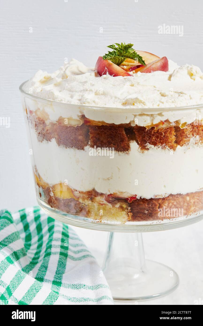 Trefle dessert con panna montata e pesche Foto Stock