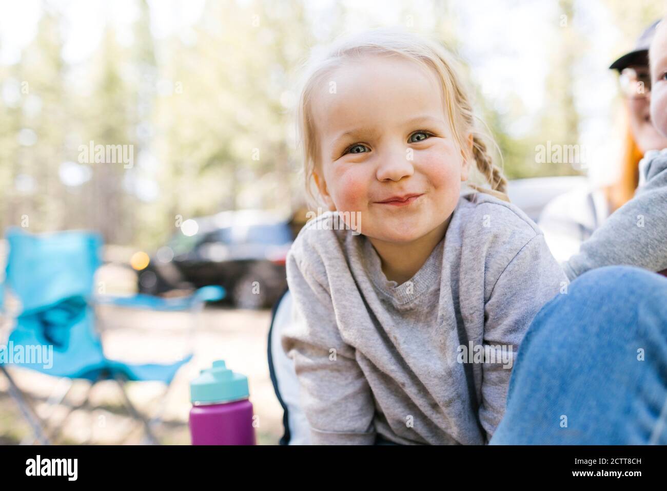 Ritratto di una bambina sorridente (2-3) in campeggio a Uinta-Wasatch-cache Foresta Nazionale Foto Stock